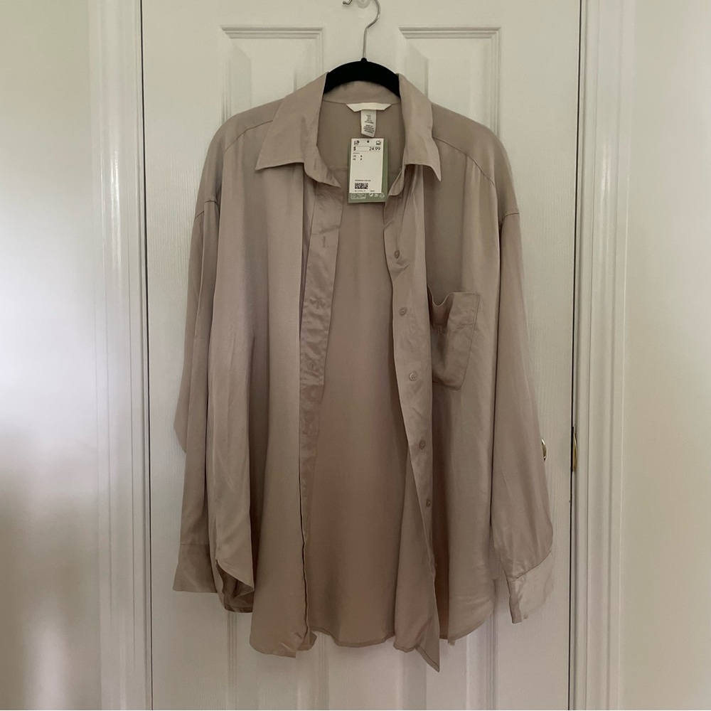H&M NWT SATIN SHEEN BUTTON UP BLOUSE